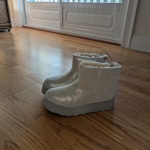 Time and Tru Women Glittery White Boots